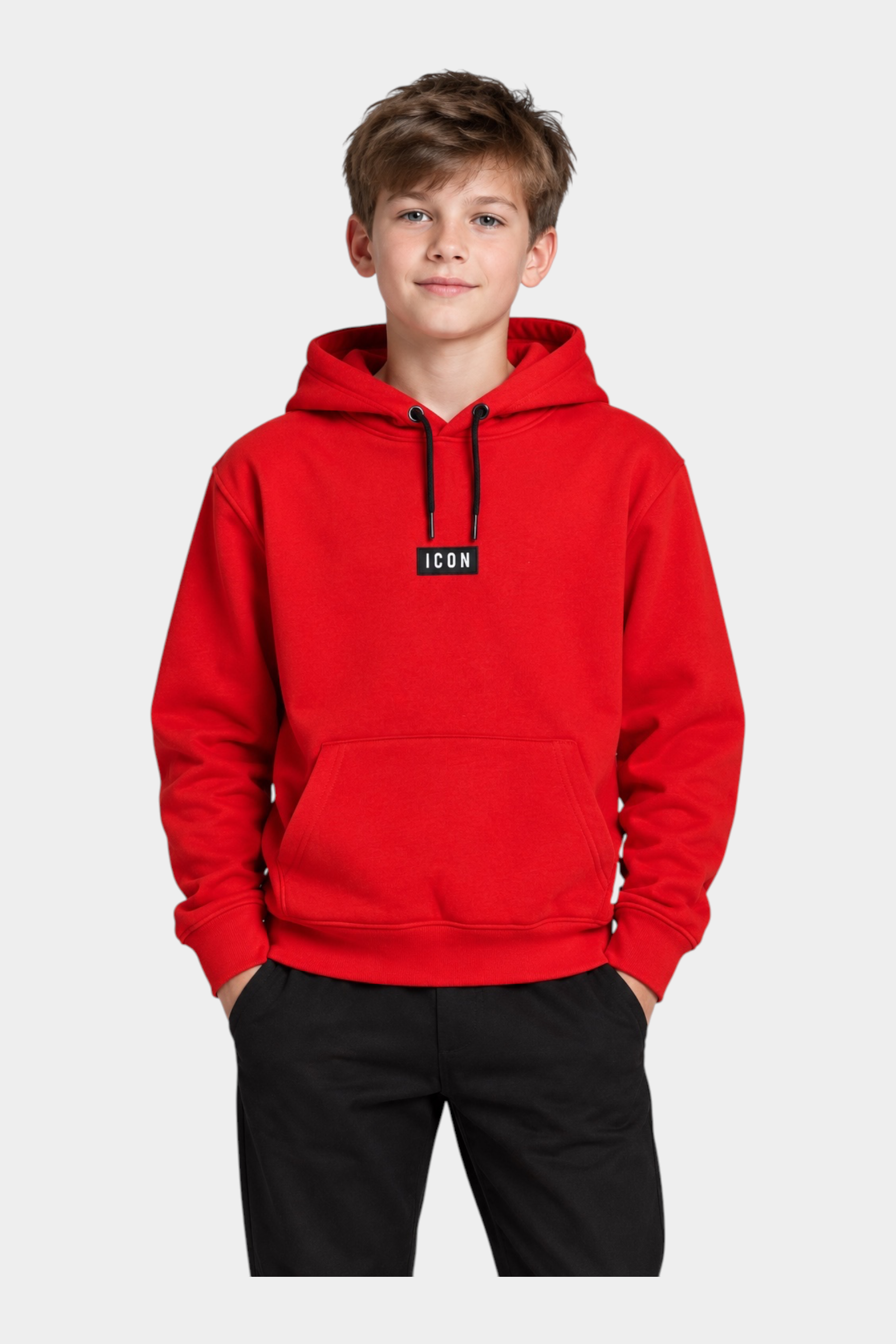 Ragazzo indossa una felpa con cappuccio rossa Follower SRL con scritta ICON nera sul petto