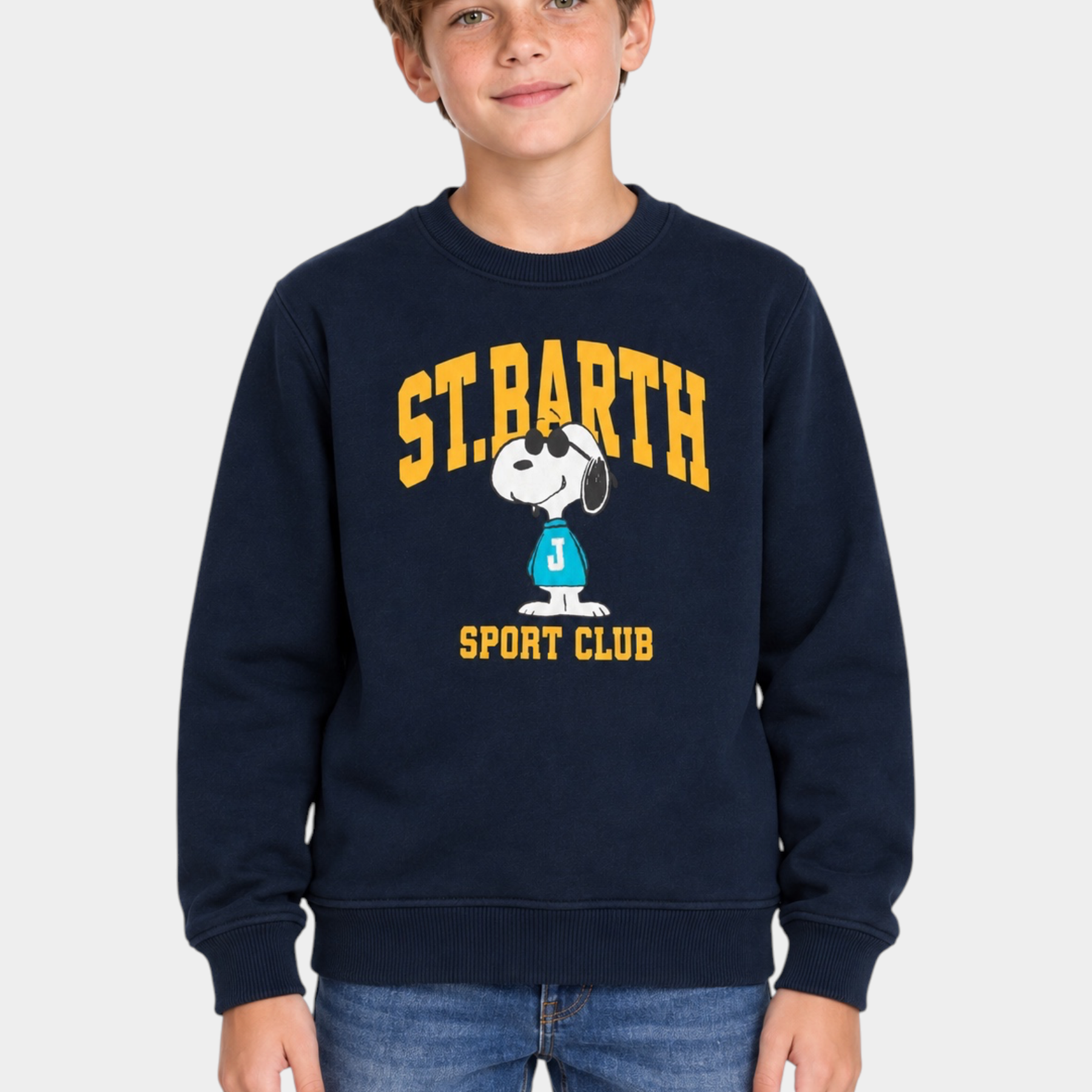 Ragazzo indossa felpa Follower SRL blu girocollo con stampa Snoopy Sport Club e scritta St. Barth gialla