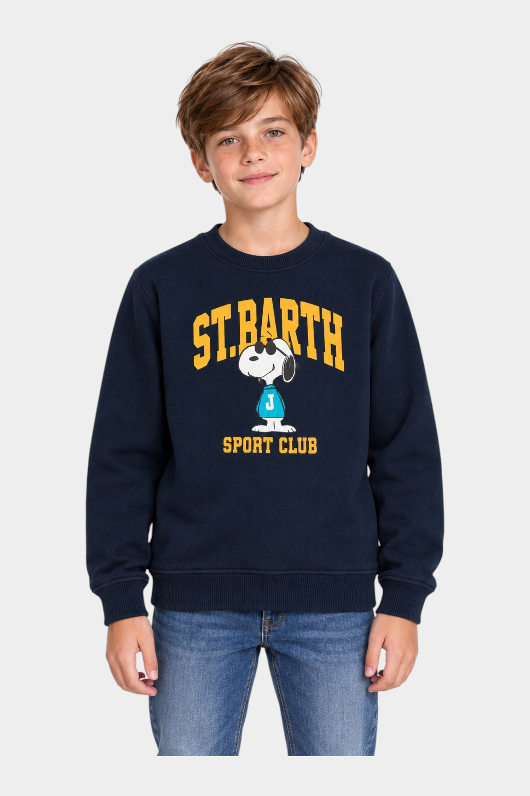 Ragazzo indossa felpa Follower SRL blu girocollo con stampa Snoopy Sport Club e scritta St. Barth gialla