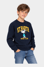 Ragazzo indossa felpa blu Follower SRL modello Hutton con stampa Snoopy Sport Club e girocollo in misto cotone