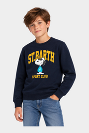 Ragazzo indossa felpa blu Follower SRL in misto cotone con stampa Snoopy Sport Club e girocollo a costine