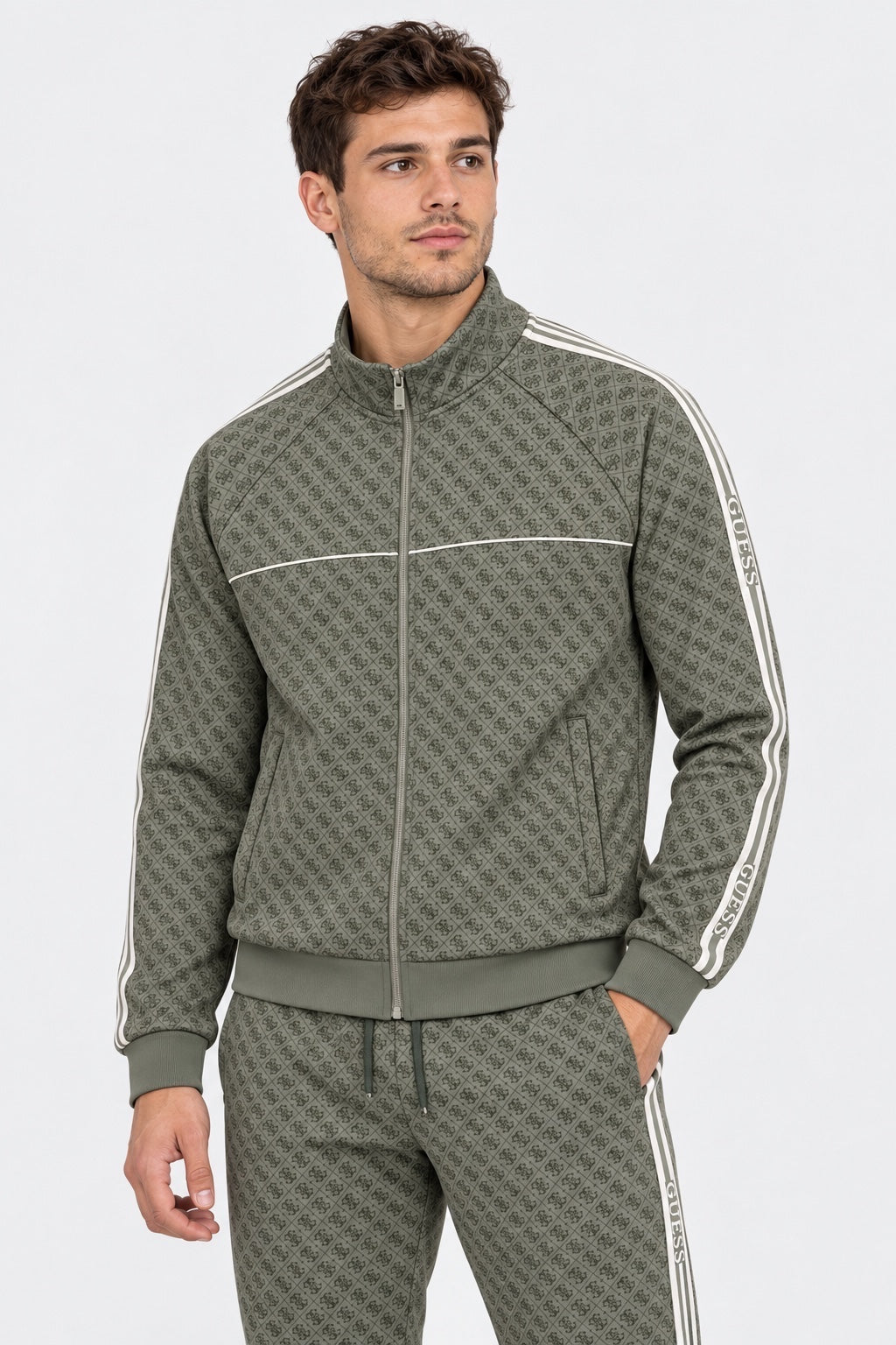 Felpa full zip Follower SRL verde con logo iconico GUESS e bande laterali a contrasto indossata da un modello