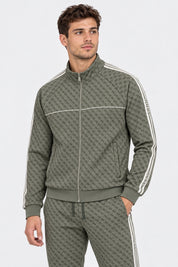 Felpa full zip Follower SRL verde con logo iconico GUESS e bande laterali a contrasto indossata da un modello