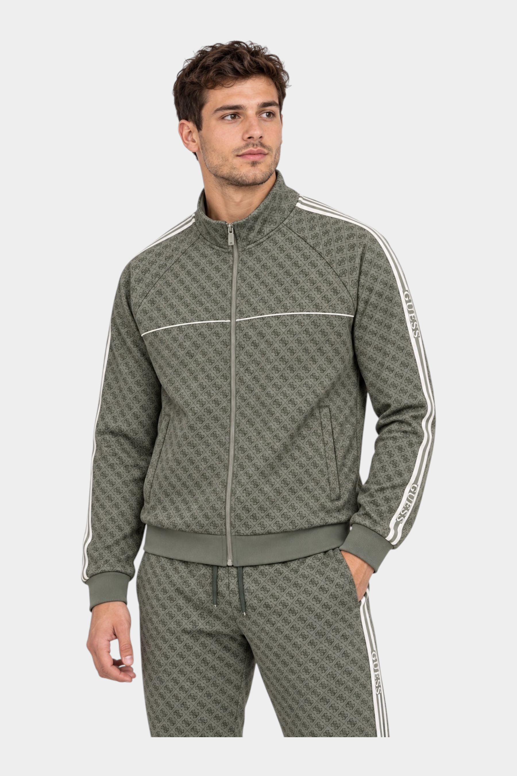 Felpa full zip Follower SRL verde con logo iconico GUESS e bande laterali a contrasto indossata da un modello