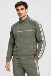 Felpa full zip Follower SRL verde con logo iconico GUESS all-over e bande laterali a contrasto indossata da un uomo