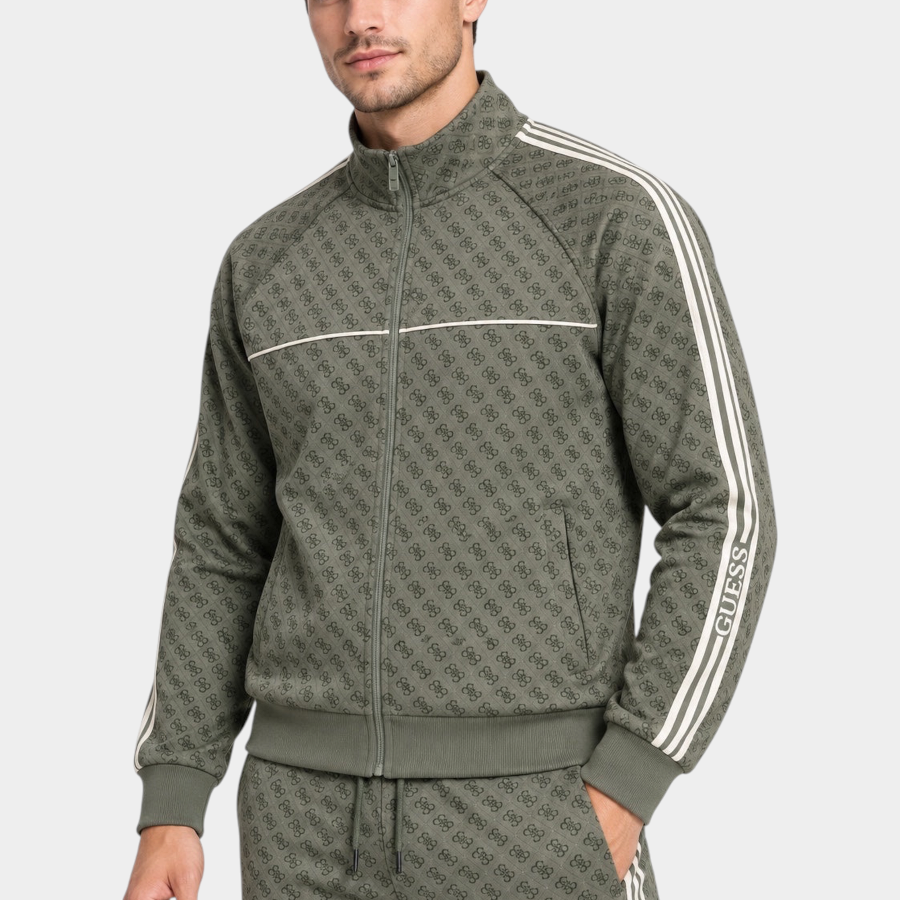 Felpa full zip Follower SRL verde con logo iconico GUESS all-over e bande laterali a contrasto indossata da un uomo