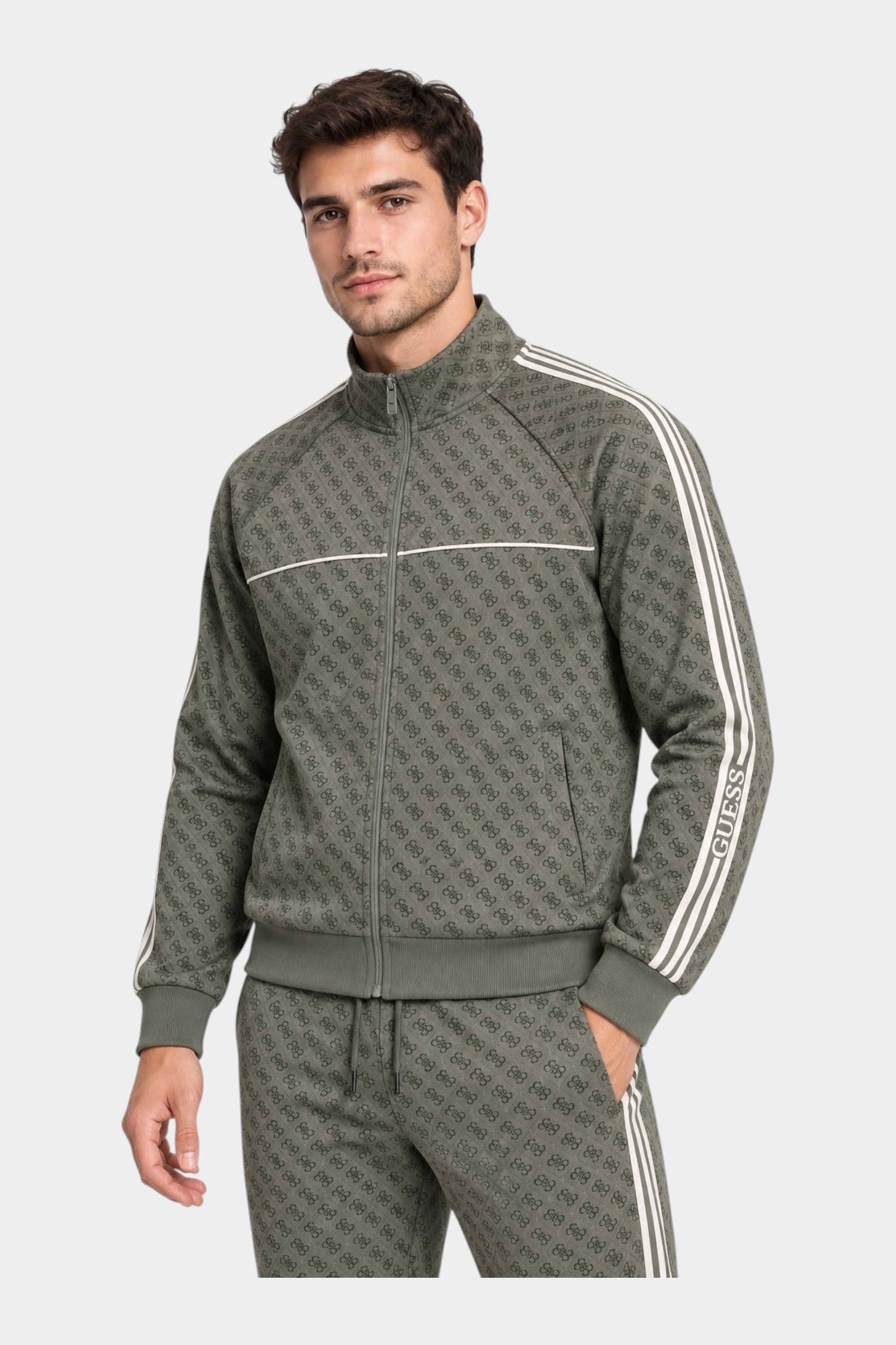 Felpa full zip Follower SRL verde con logo iconico GUESS all-over e bande laterali a contrasto indossata da un uomo