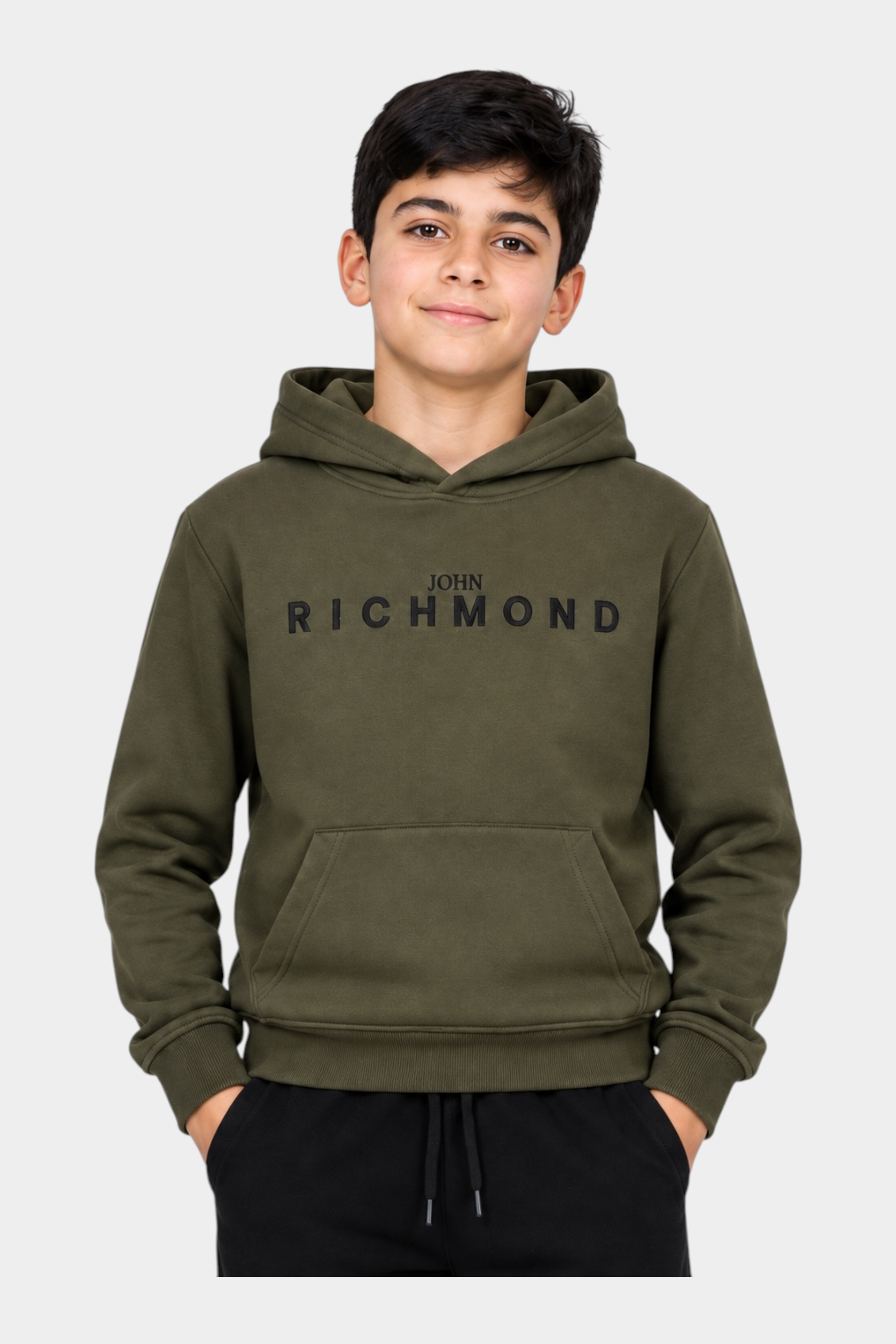 Ragazzo indossa felpa con cappuccio verde oliva Follower SRL con logo John Richmond nero sul petto