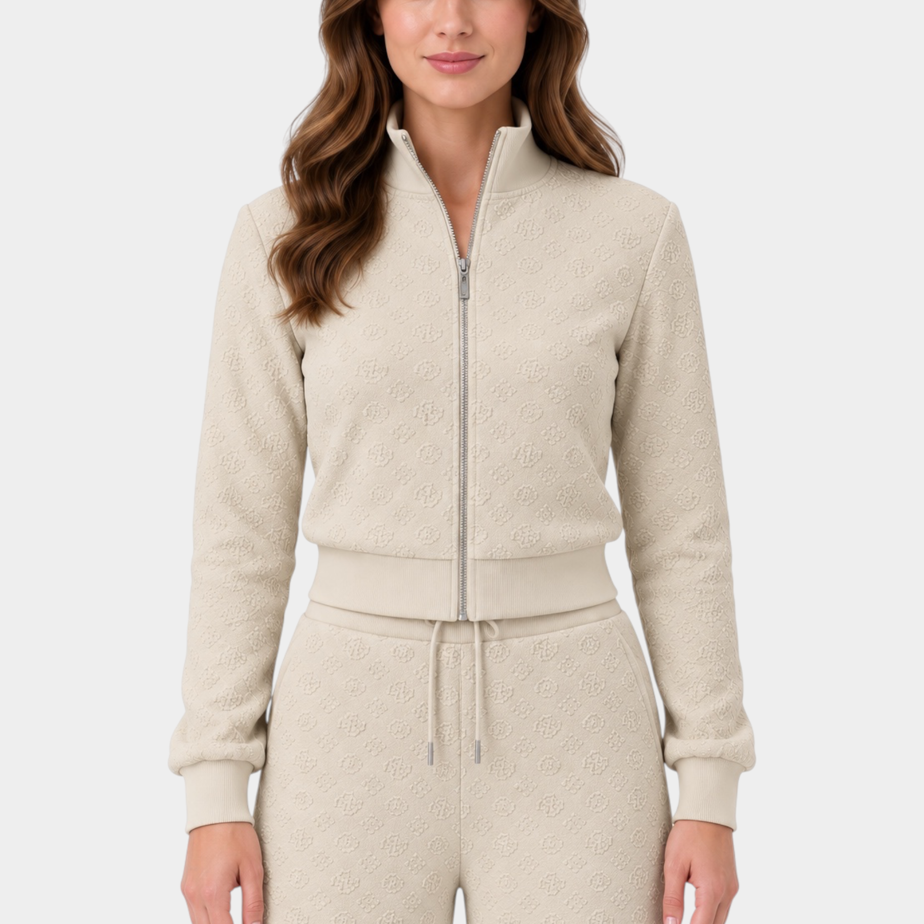 Modella indossa felpa full zip Follower SRL color ecru con motivo logo 4G in rilievo e collo alto