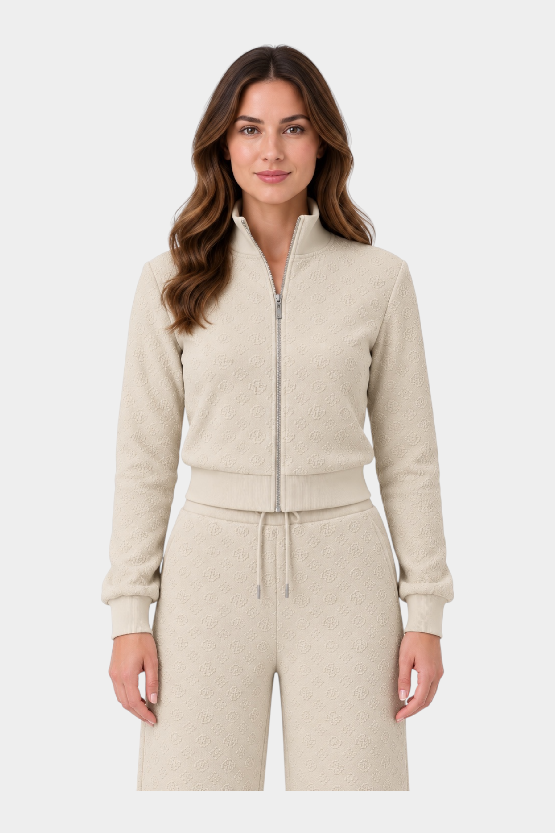Modella indossa felpa full zip Follower SRL color ecru con motivo logo 4G in rilievo e collo alto