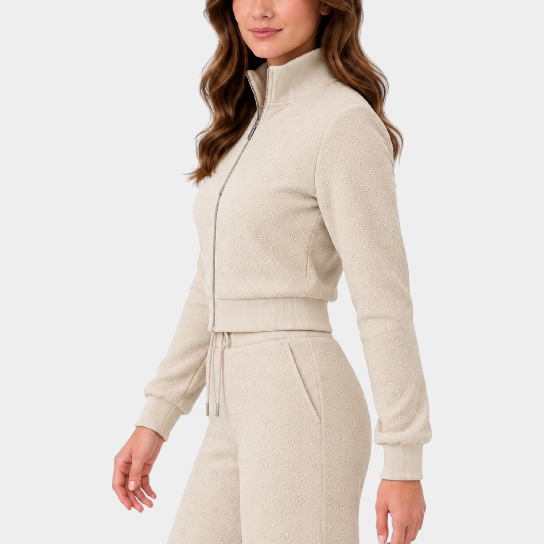 Modella indossa felpa full zip Follower SRL color ecru con logo 4G in rilievo e collo alto, vista laterale