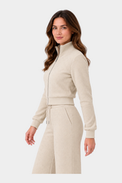 Modella indossa felpa full zip Follower SRL color ecru con logo 4G in rilievo e collo alto, vista laterale