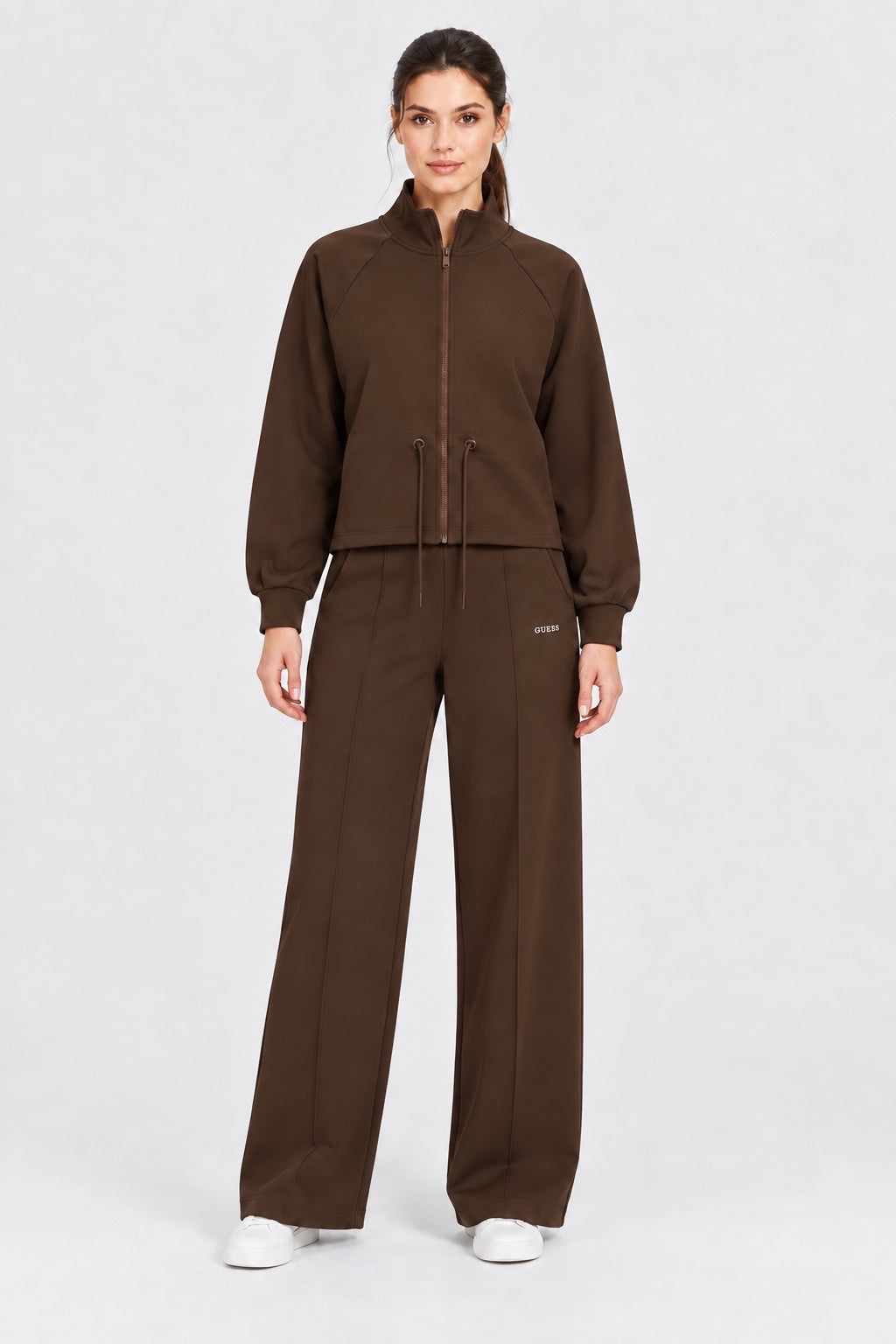 Modella indossa felpa full zip marrone Follower SRL con coulisse in vita e pantaloni abbinati, stile athleisure chic