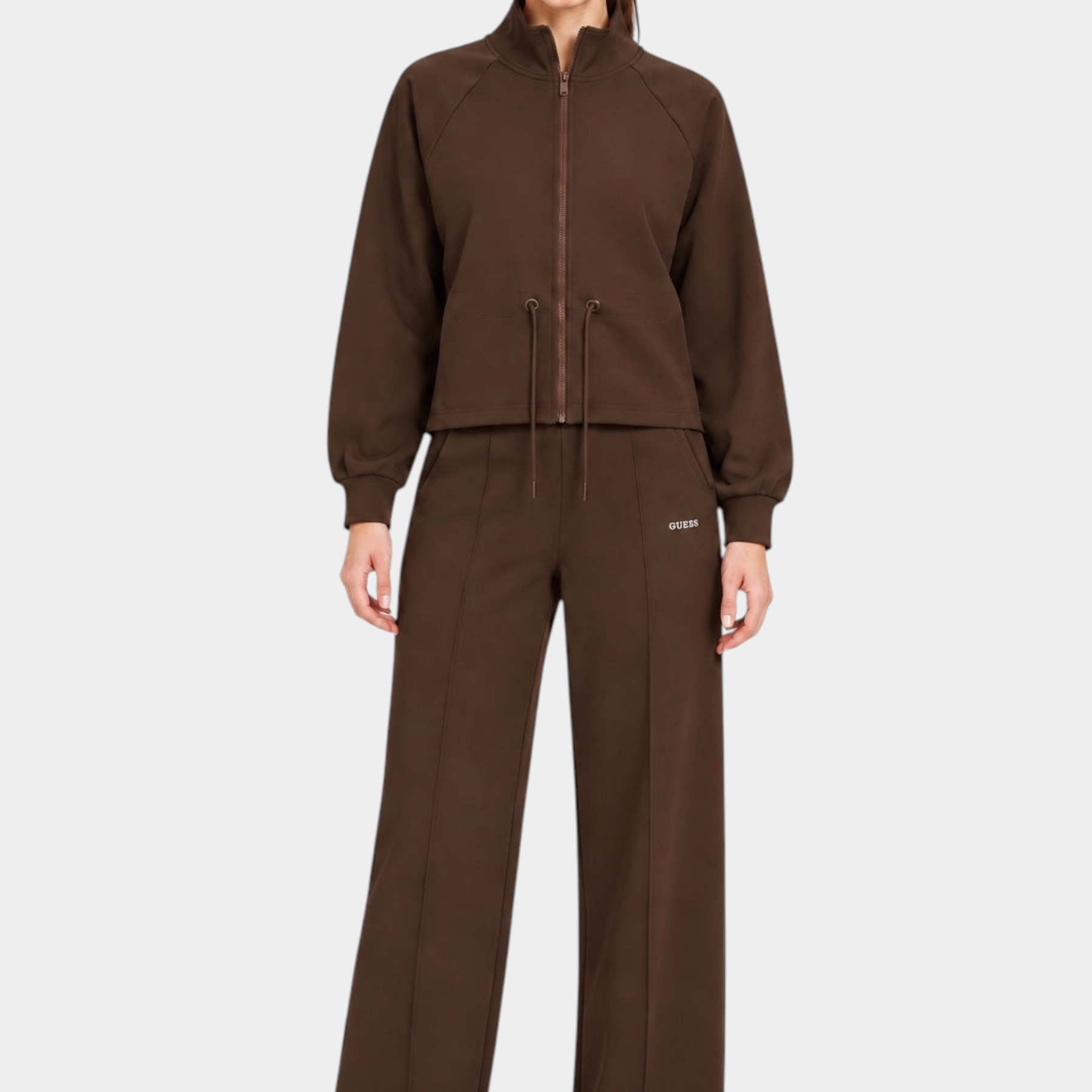 Modella indossa felpa full zip marrone Follower SRL con coulisse in vita e pantaloni abbinati, stile athleisure chic