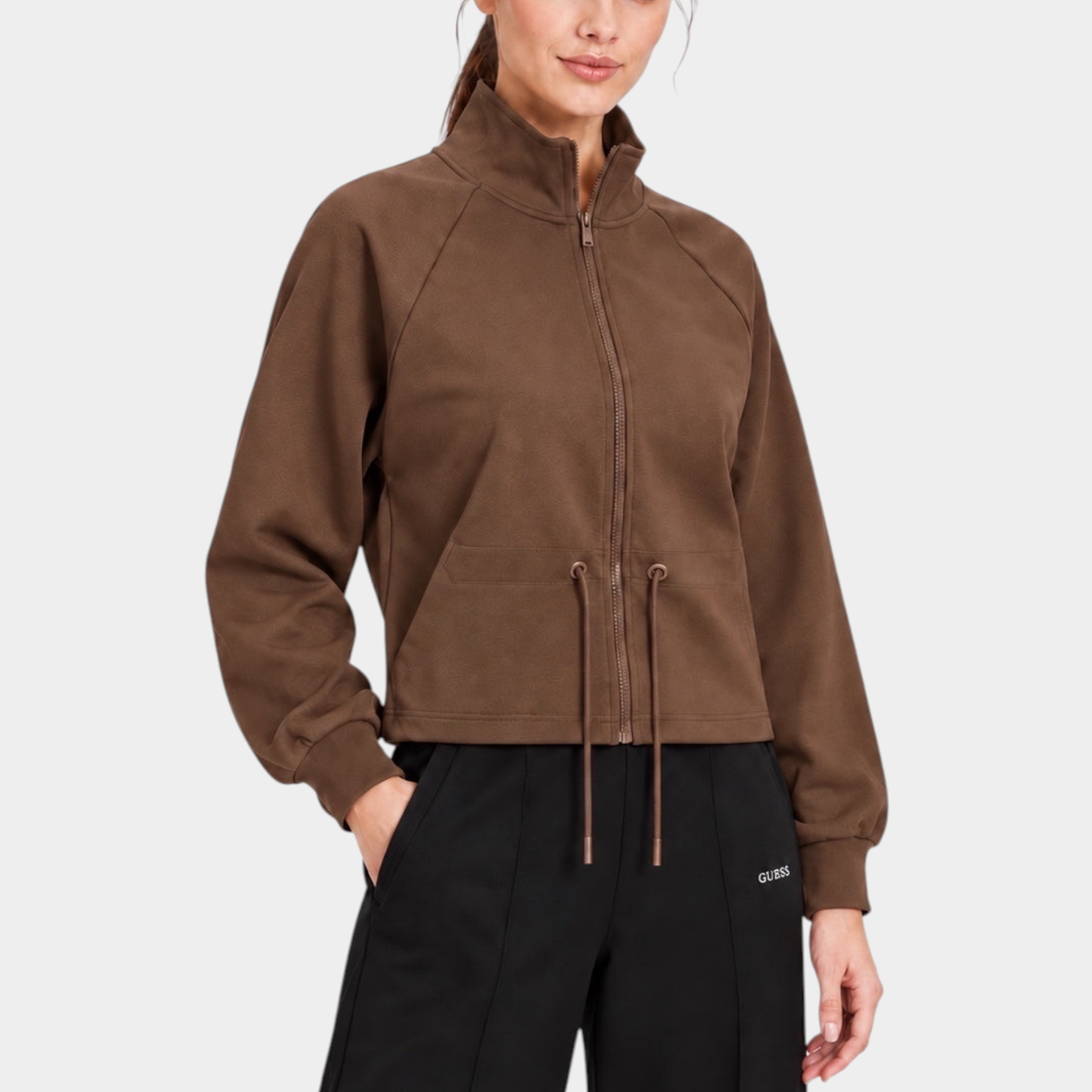 Modella indossa una felpa full zip marrone GUESS con coulisse in vita, proposta da Follower SRL