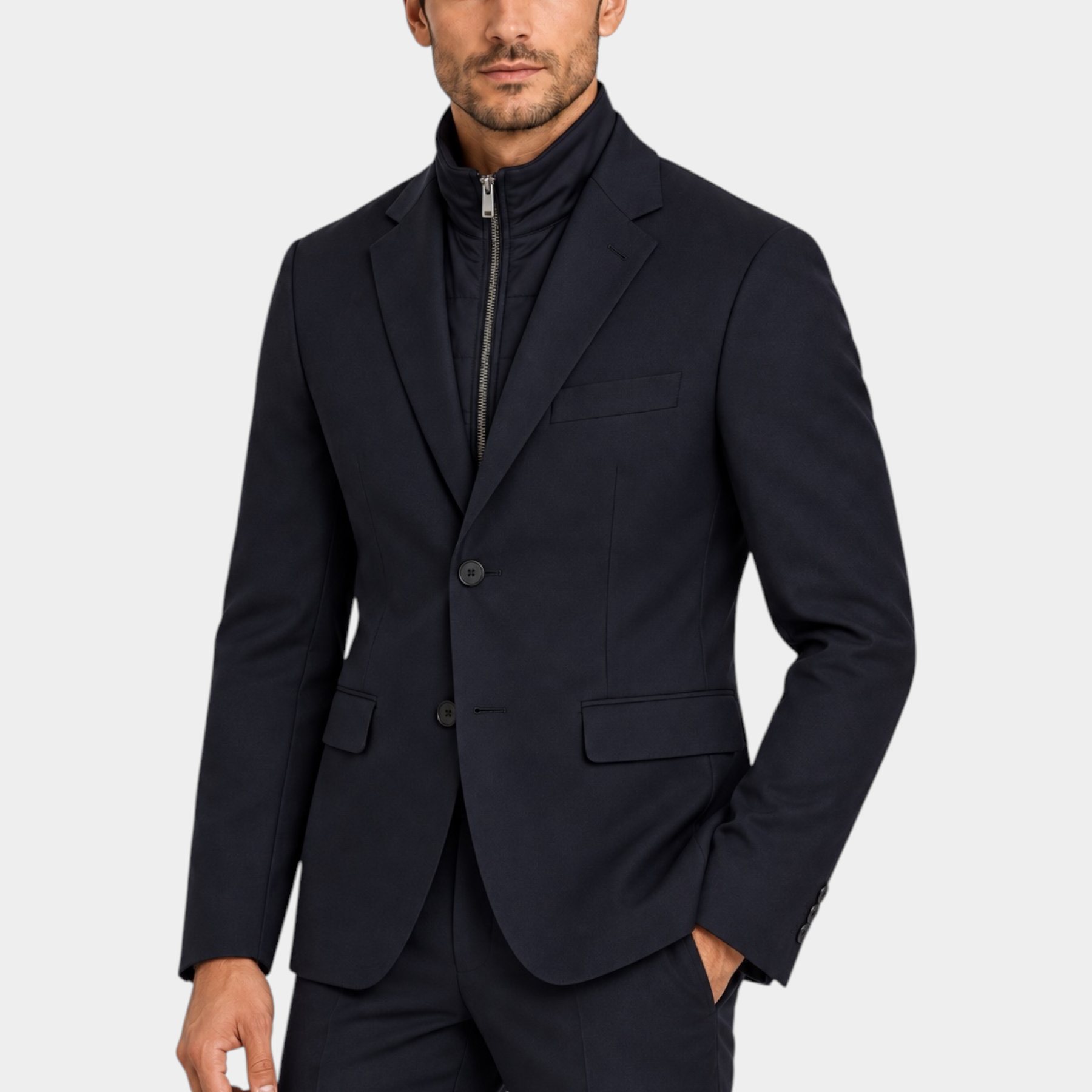 Modello indossa una giacca blu GUESS con zip interna e chiusura a bottoni, proposta da Follower SRL