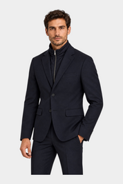 Modello indossa una giacca blu GUESS con zip interna e chiusura a bottoni, proposta da Follower SRL