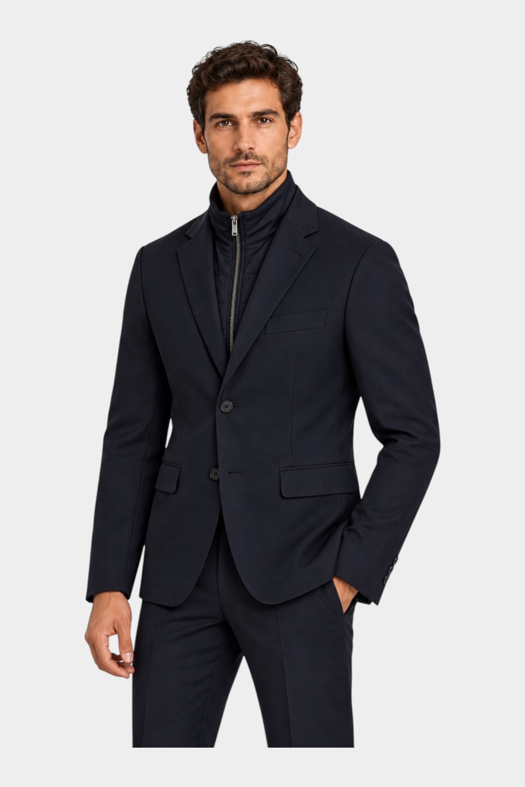 Modello indossa una giacca blu GUESS con zip interna e chiusura a bottoni, proposta da Follower SRL