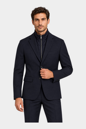 Giacca da uomo blu GUESS con inserto a zip frontale indossata da un modello, stile elegante e moderno Follower SRL