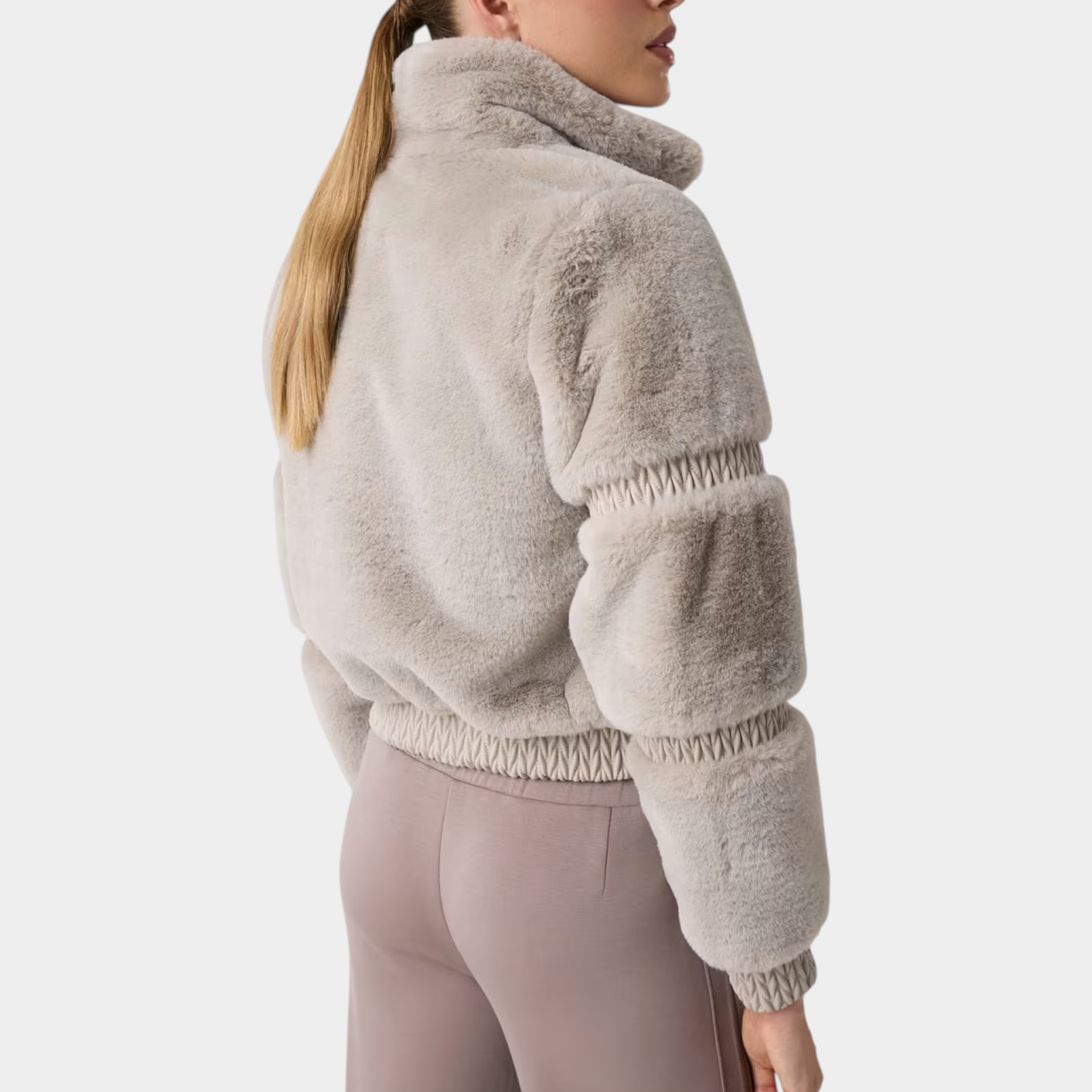 Modella indossa giacca bomber Follower SRL in ecopelliccia grigia con colletto e chiusura a zip, vista posteriore