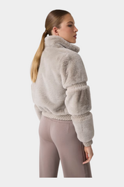 Modella indossa giacca bomber Follower SRL in ecopelliccia grigia con colletto e chiusura a zip, vista posteriore