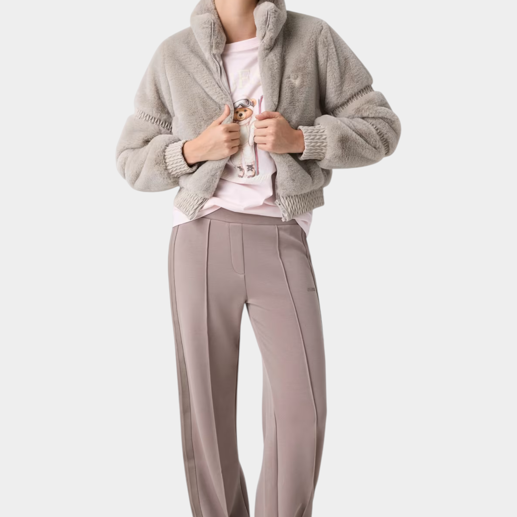 Modella indossa giacca bomber in ecopelliccia grigia Follower SRL con chiusura a zip e colletto alto