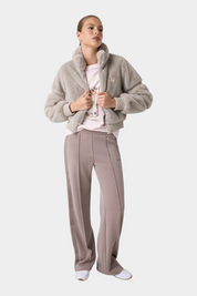 Modella indossa giacca bomber in ecopelliccia grigia Follower SRL con chiusura a zip e colletto alto