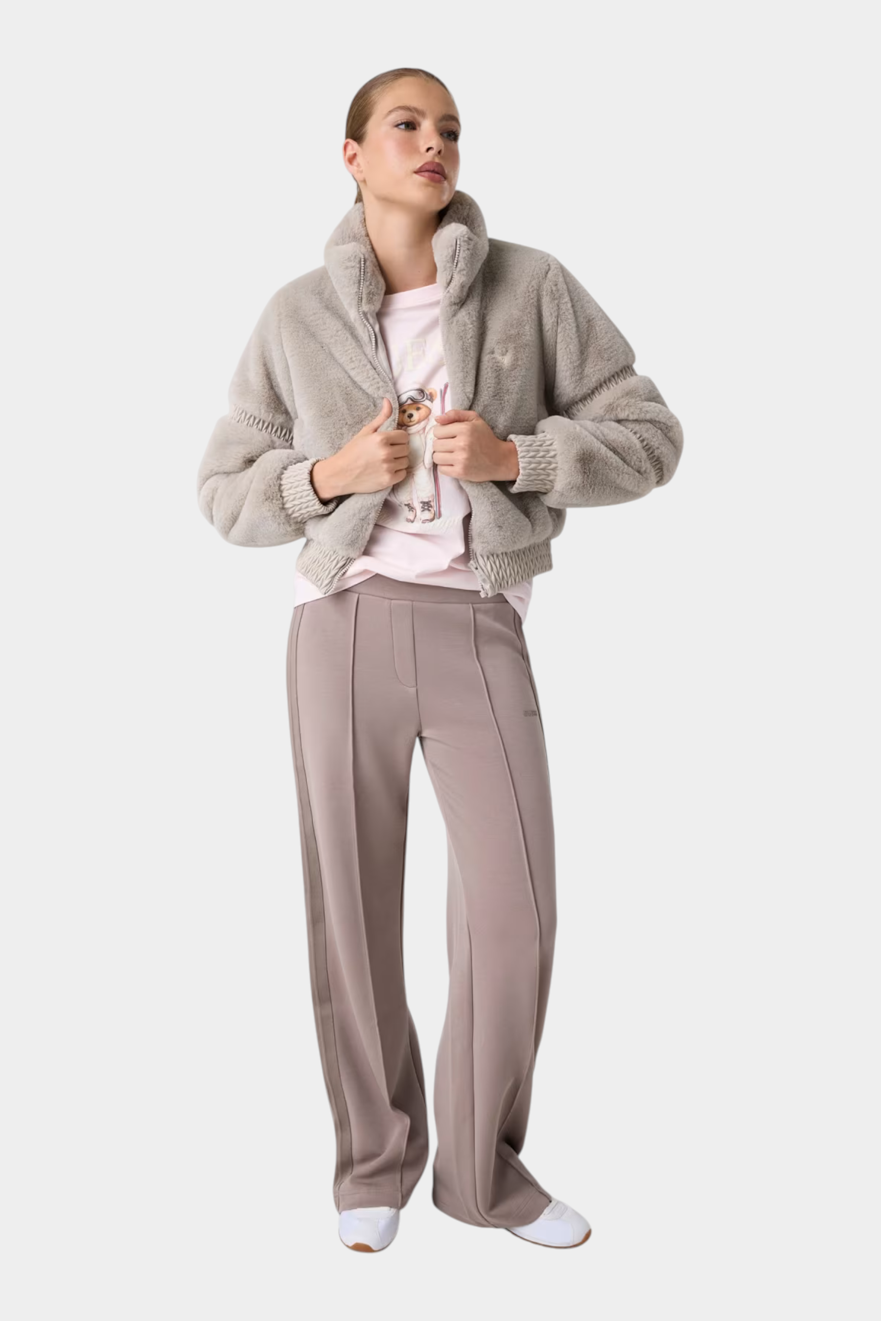 Modella indossa giacca bomber in ecopelliccia grigia Follower SRL con chiusura a zip e colletto alto