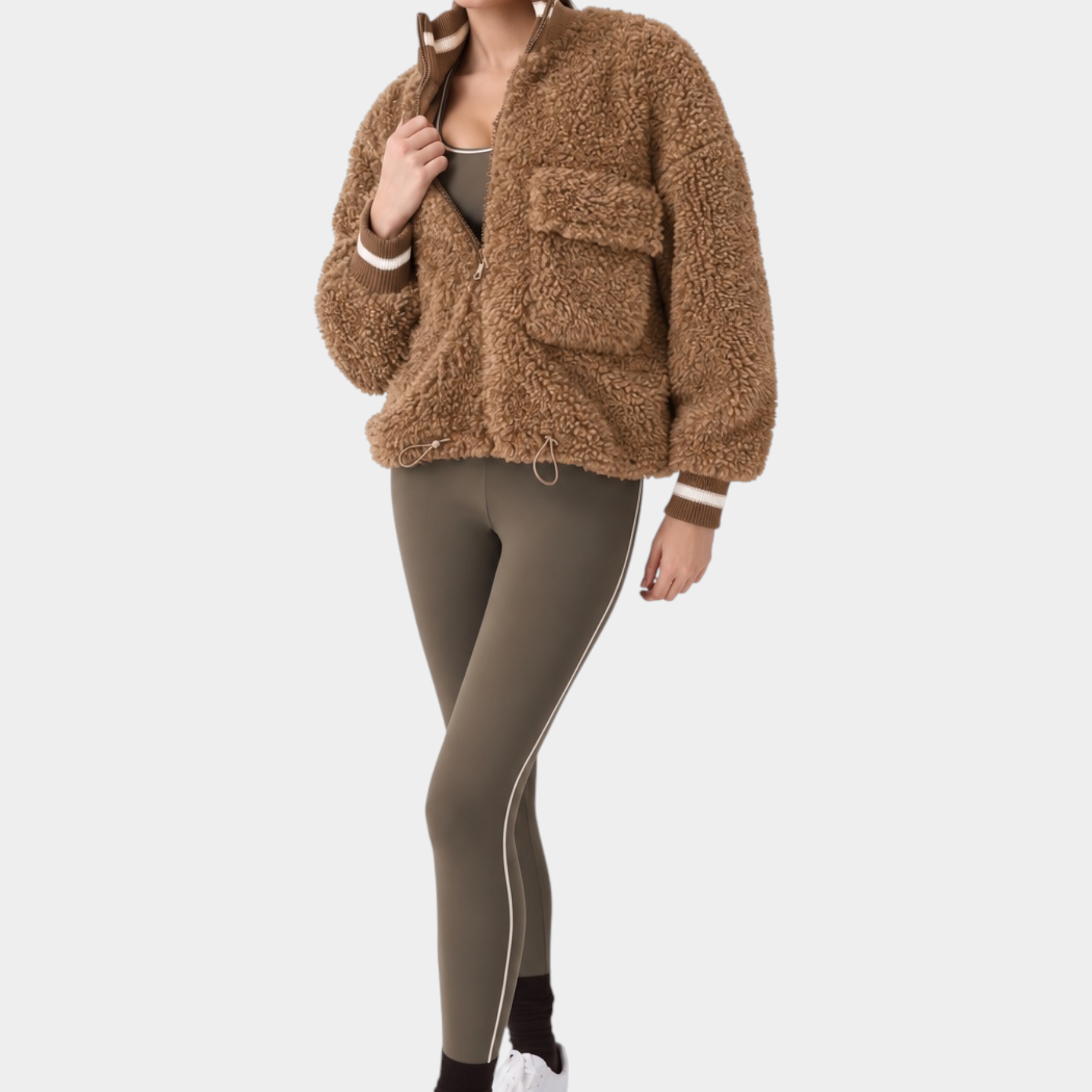 Modella indossa giacca bomber in finta pelliccia di montone marrone Follower SRL con chiusura zip e tasche frontali
