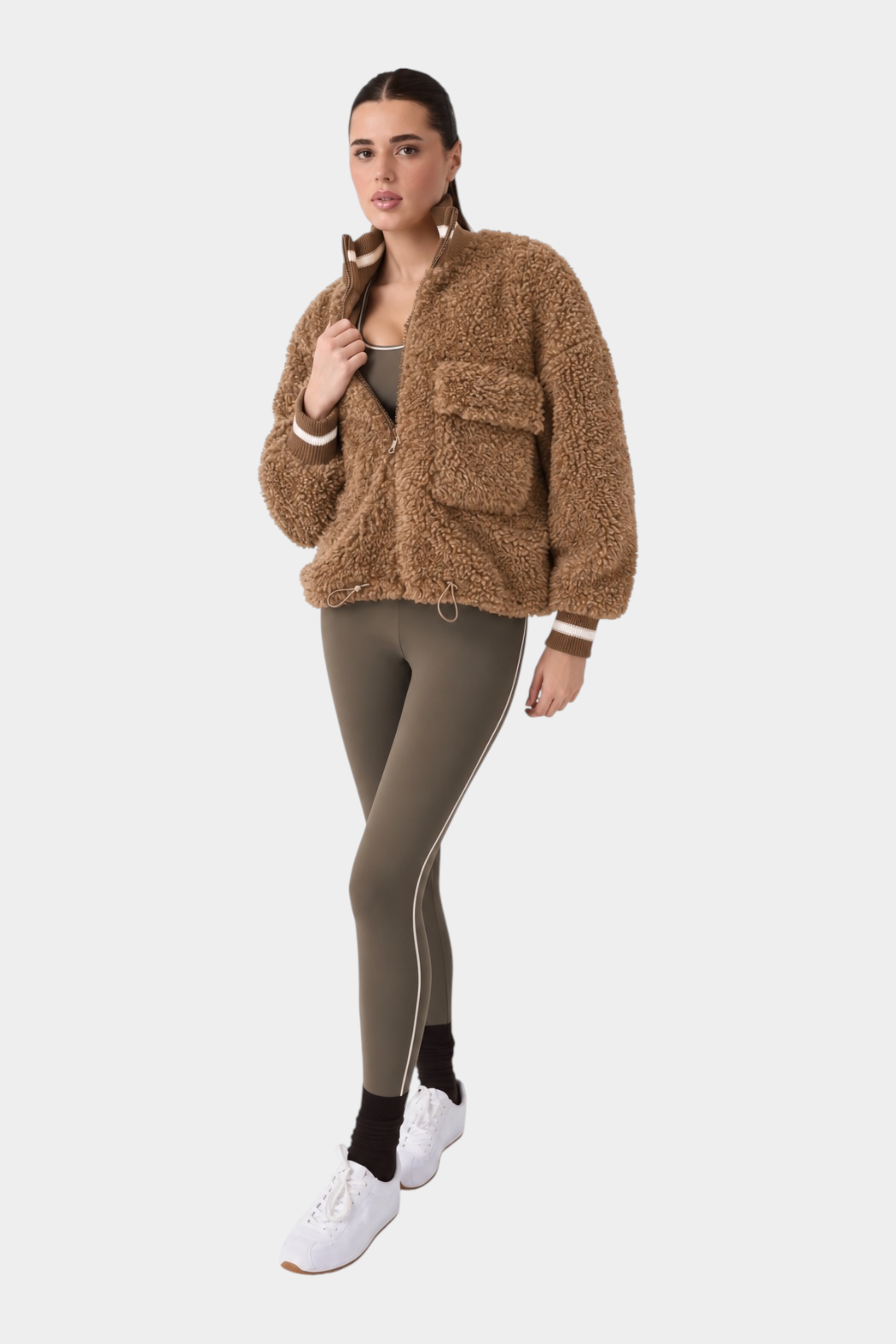 Modella indossa giacca bomber in finta pelliccia di montone marrone Follower SRL con chiusura zip e tasche frontali