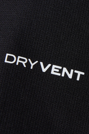 Dettaglio del logo DryVent bianco stampato su tessuto tecnico nero della giacca Follower SRL