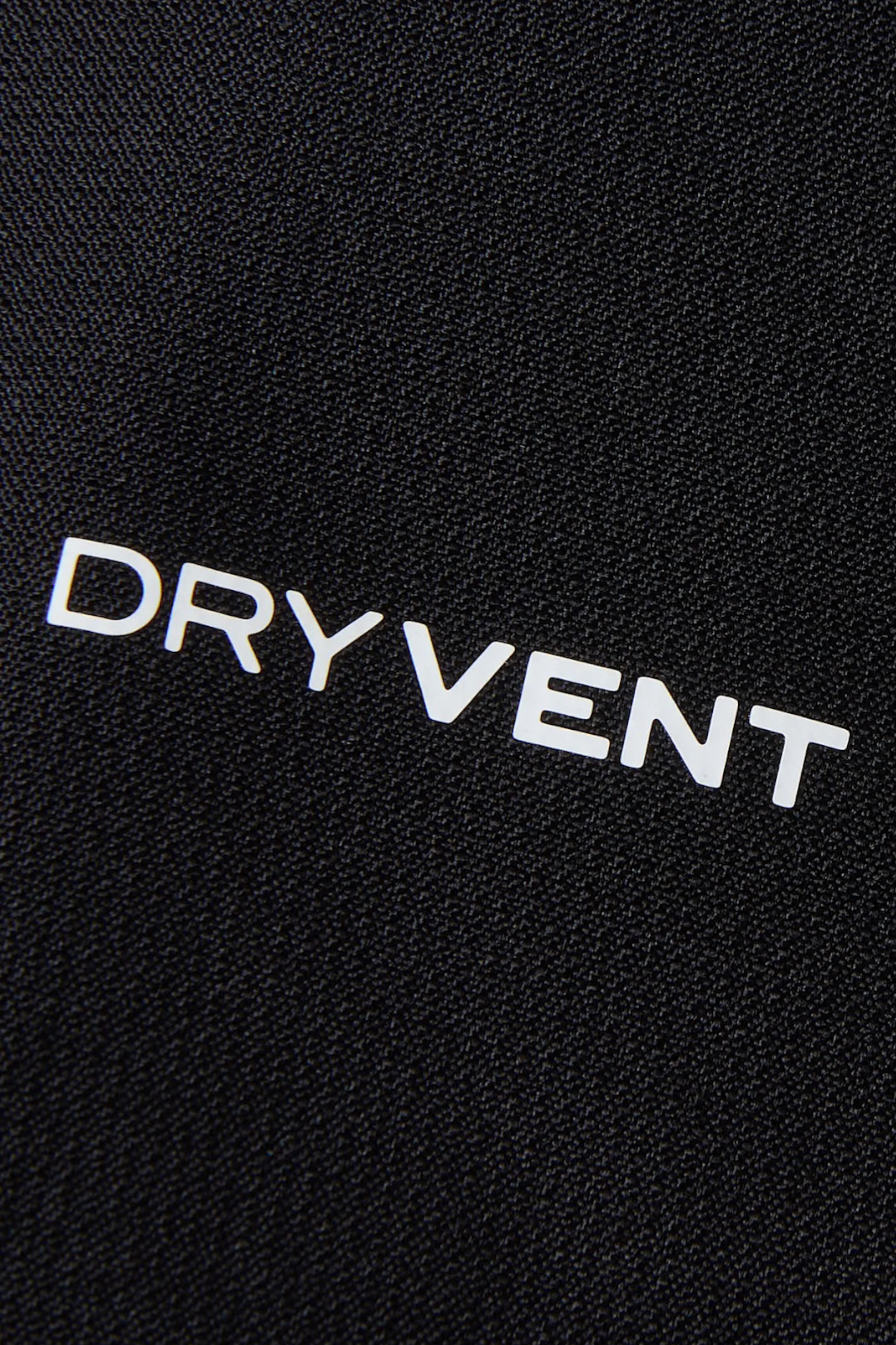 Dettaglio del logo DryVent bianco stampato su tessuto tecnico nero della giacca Follower SRL