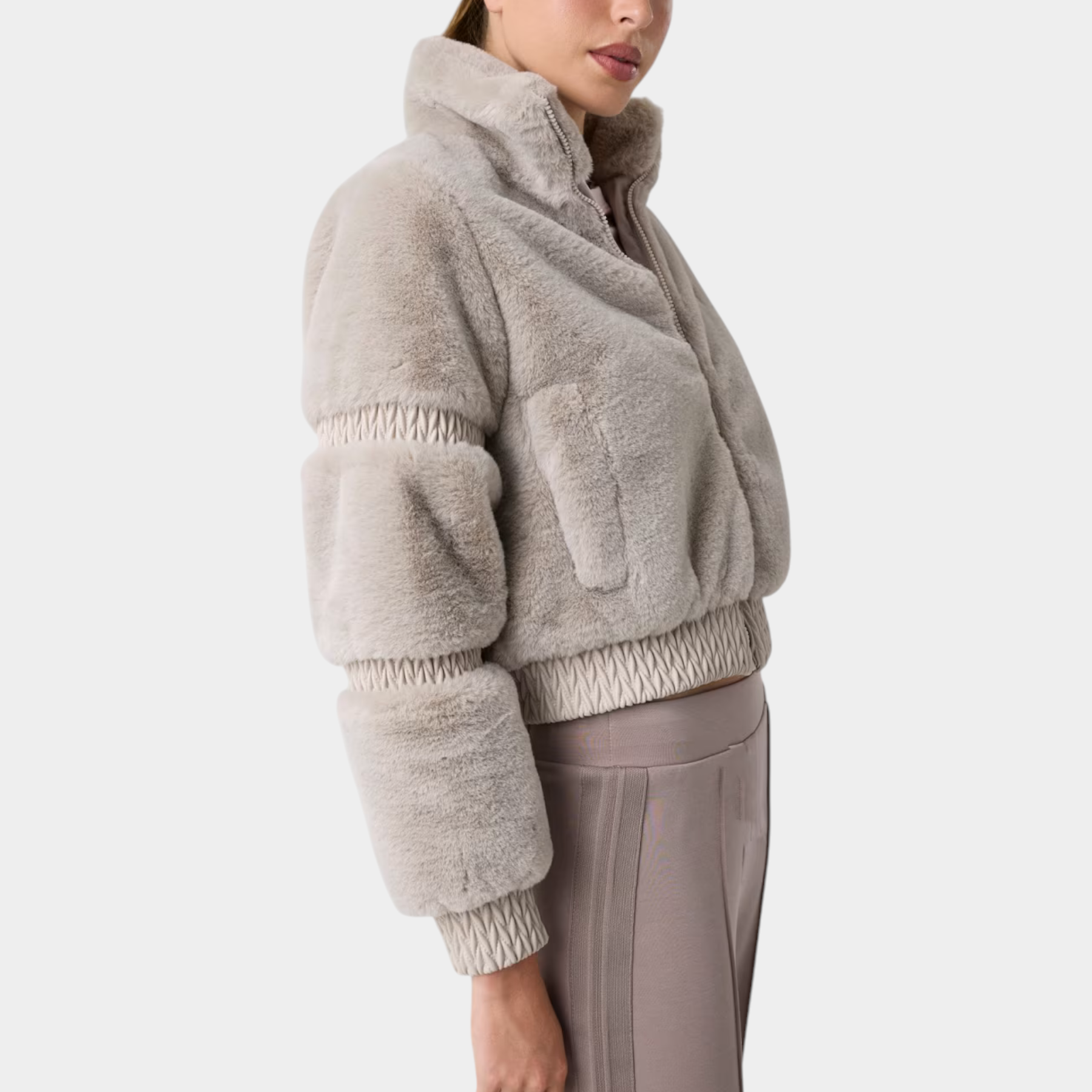 Giacca bomber Follower SRL in ecopelliccia grigia con colletto alto e chiusura a zip indossata da una modella