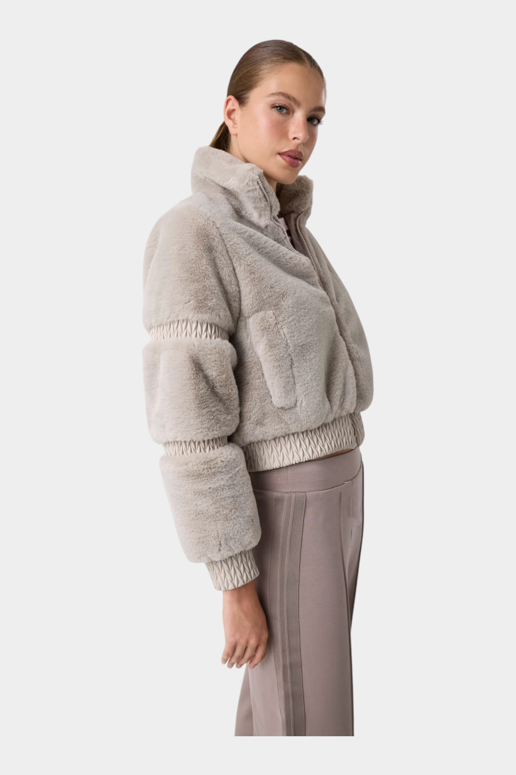 Giacca bomber Follower SRL in ecopelliccia grigia con colletto alto e chiusura a zip indossata da una modella