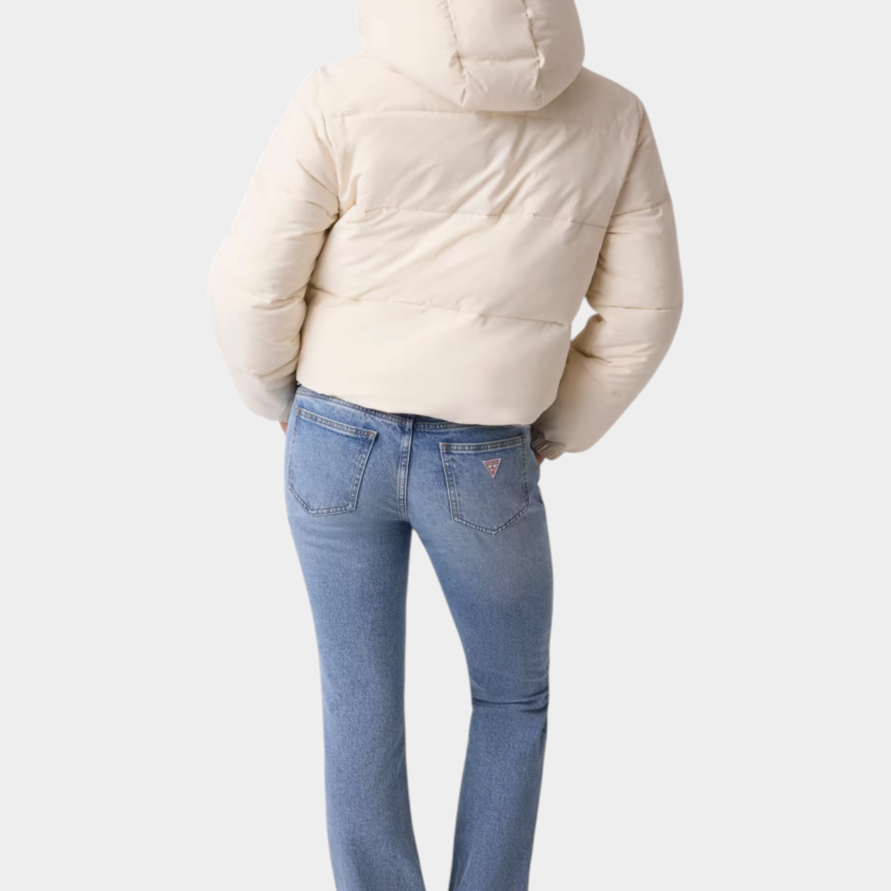 Modella indossa giacca imbottita corta avorio con cappuccio di Follower SRL abbinata a jeans azzurri