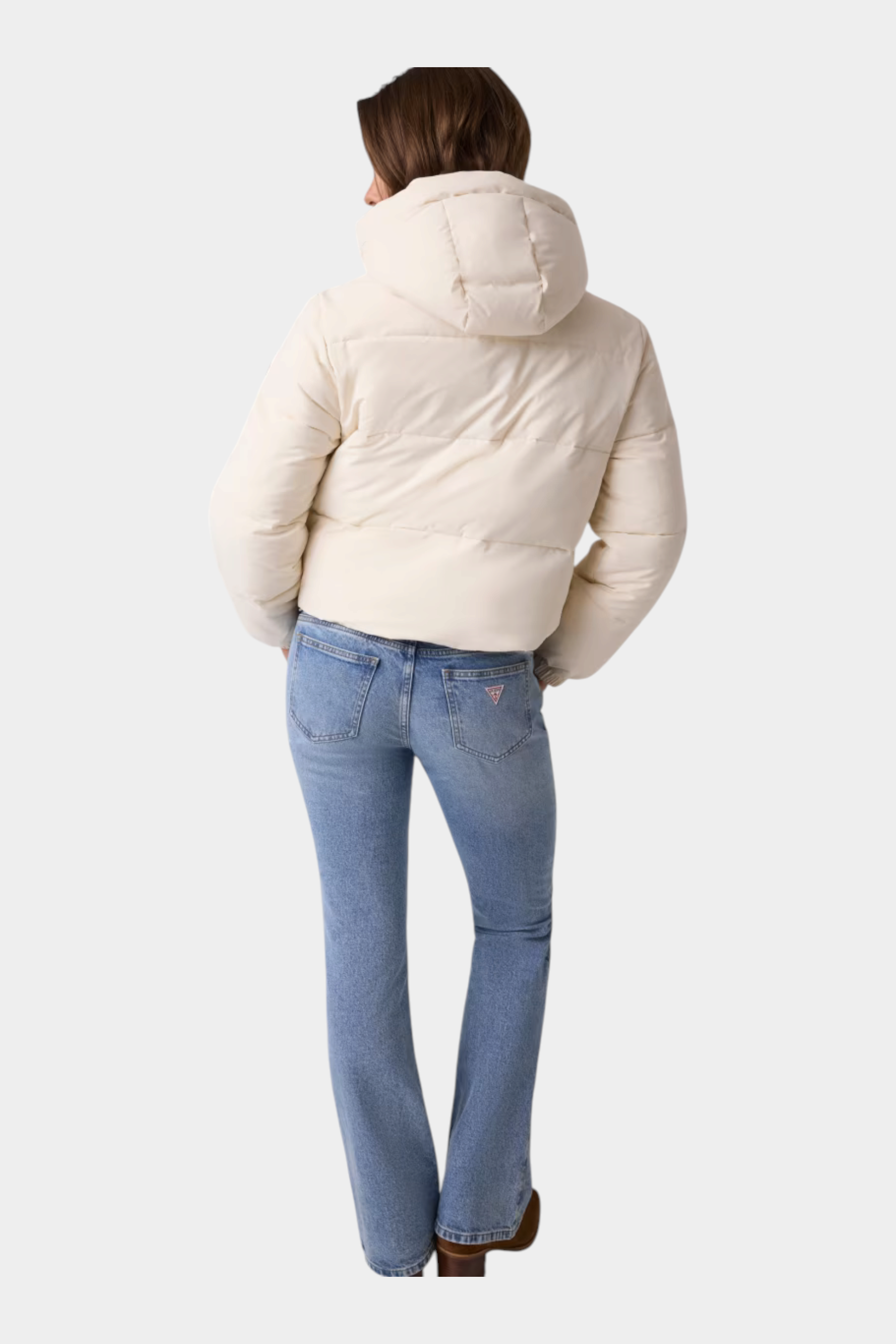 Modella indossa giacca imbottita corta avorio con cappuccio di Follower SRL abbinata a jeans azzurri