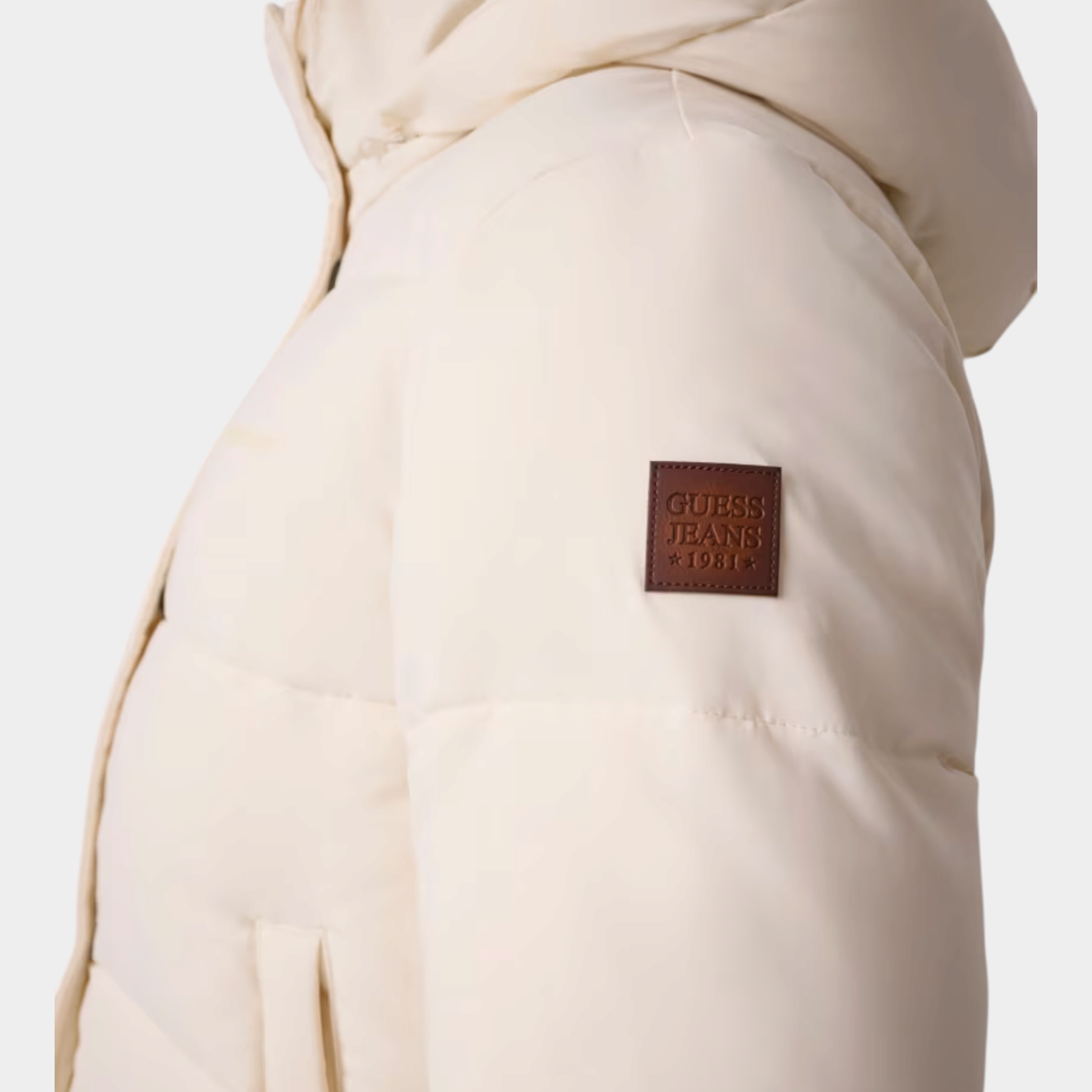 Giacca imbottita corta avorio da donna Follower SRL con cappuccio e logo Guess Jeans sulla manica