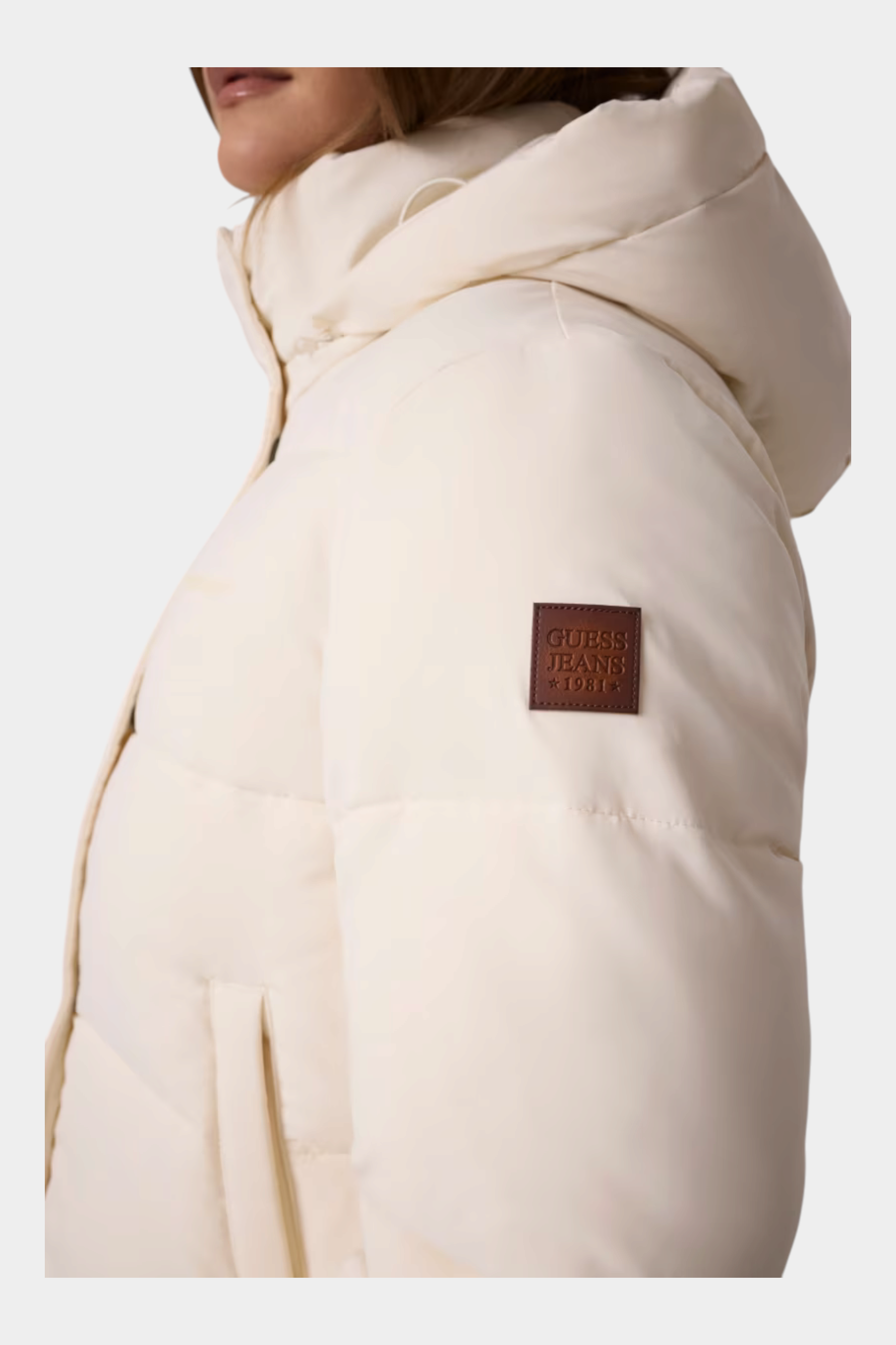 Giacca imbottita corta avorio da donna Follower SRL con cappuccio e logo Guess Jeans sulla manica