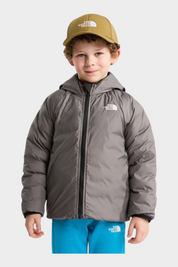 Bambino che indossa una giacca imbottita grigia con cappuccio Follower SRL The North Face e cappellino color oliva