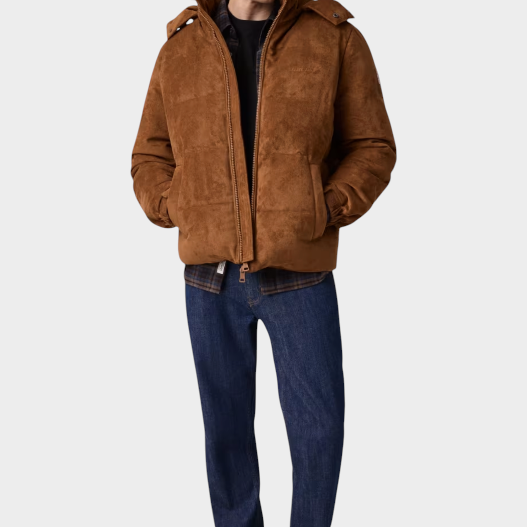 Modello indossa giacca imbottita marrone in pelle scamosciata GUESS con cappuccio, proposta da Follower SRL