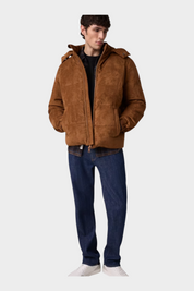Modello indossa giacca imbottita marrone in pelle scamosciata GUESS con cappuccio, proposta da Follower SRL
