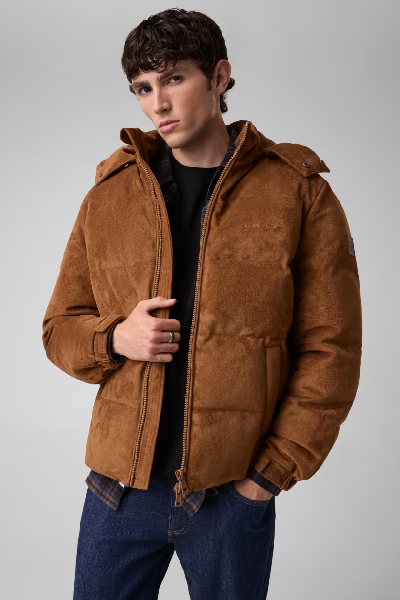 Modello indossa giacca imbottita Follower SRL in pelle scamosciata marrone con cappuccio e chiusura a zip