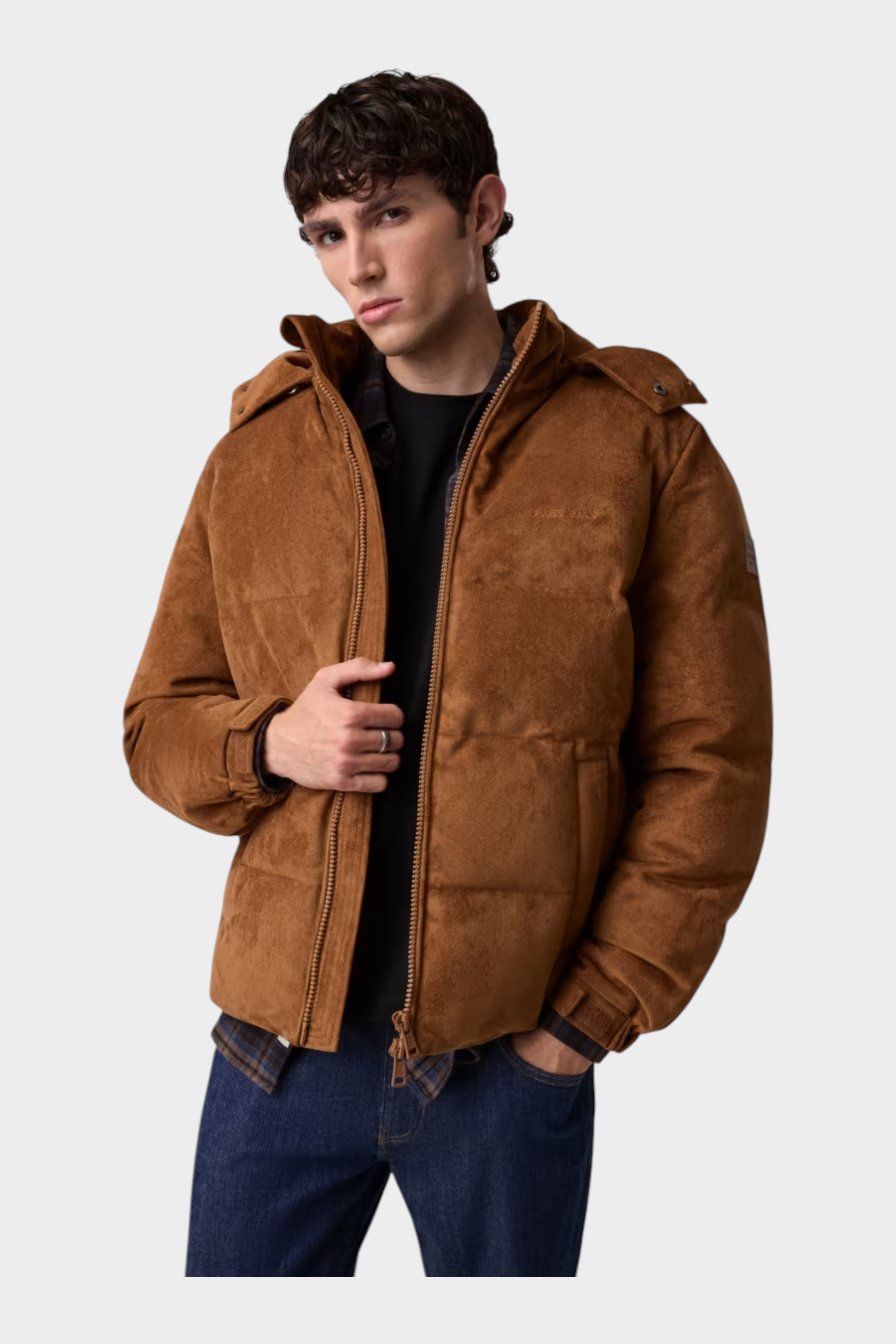 Modello indossa giacca imbottita Follower SRL in pelle scamosciata marrone con cappuccio e chiusura a zip