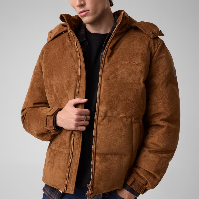 Modello indossa giacca imbottita Follower SRL in pelle scamosciata marrone con cappuccio e chiusura a zip