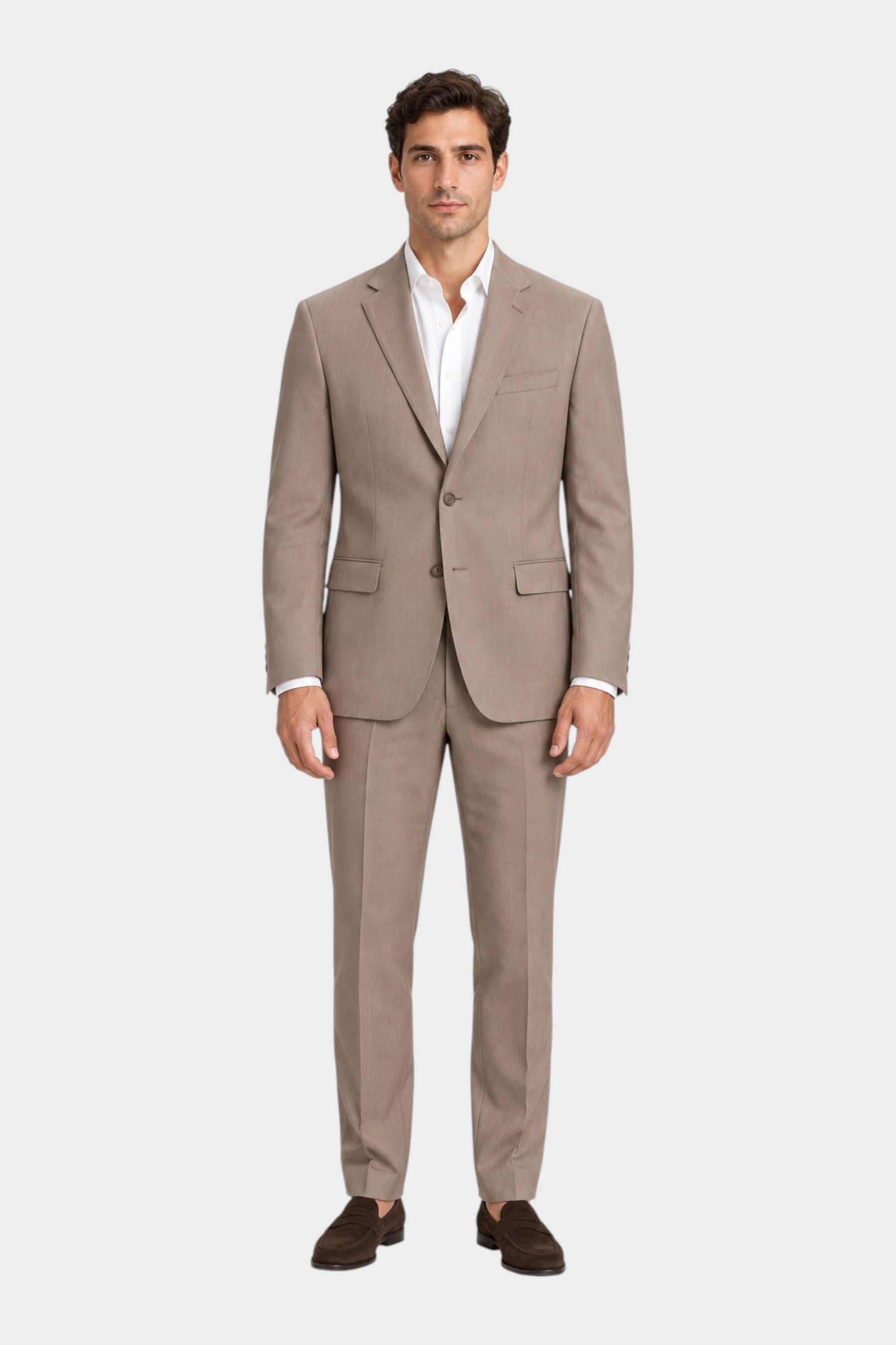 Modello indossa giacca monopetto beige GUESS proposta da Follower SRL con camicia bianca e mocassini marroni