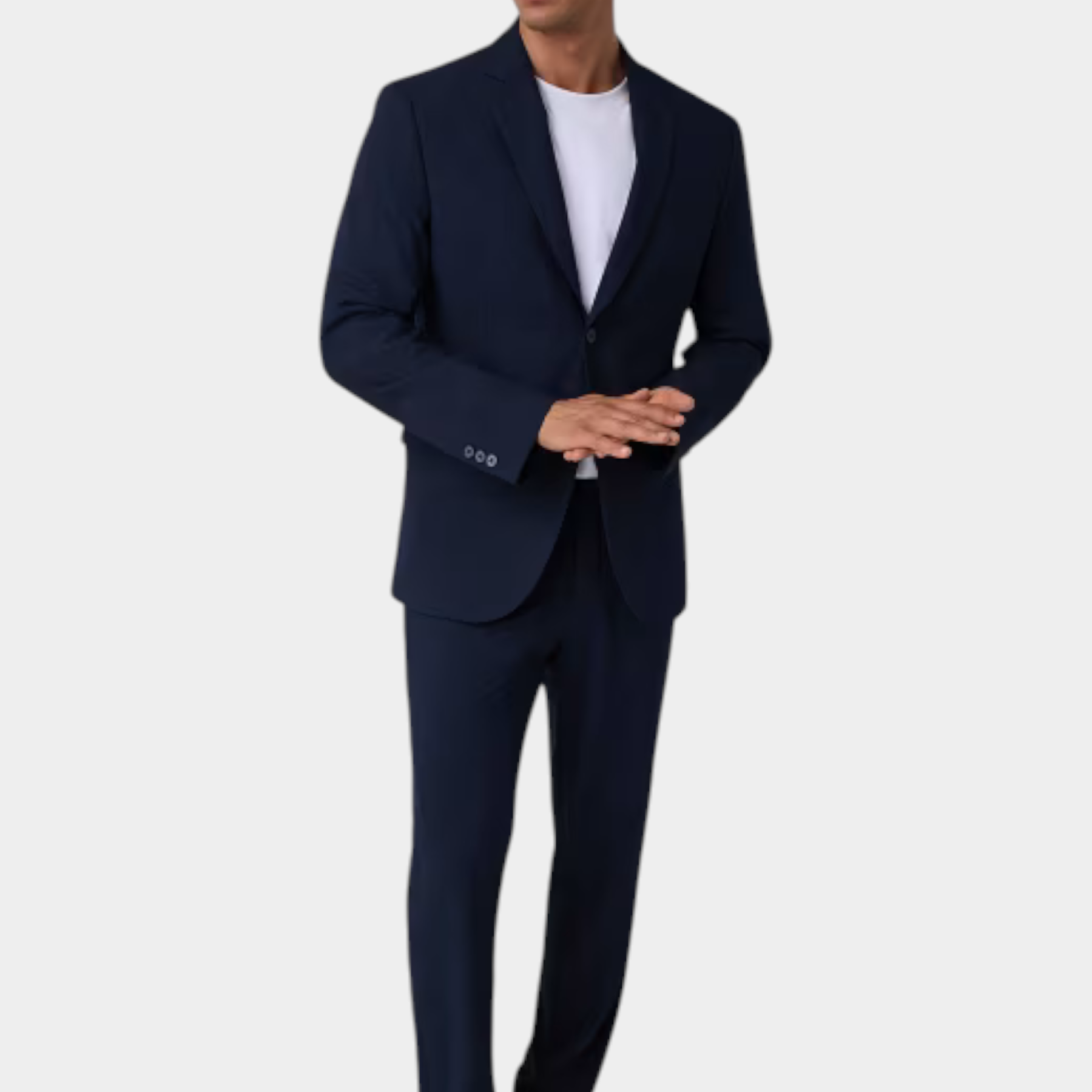 Modello indossa giacca monopetto blu GUESS con t-shirt bianca e pantaloni abbinati, collezione Follower SRL
