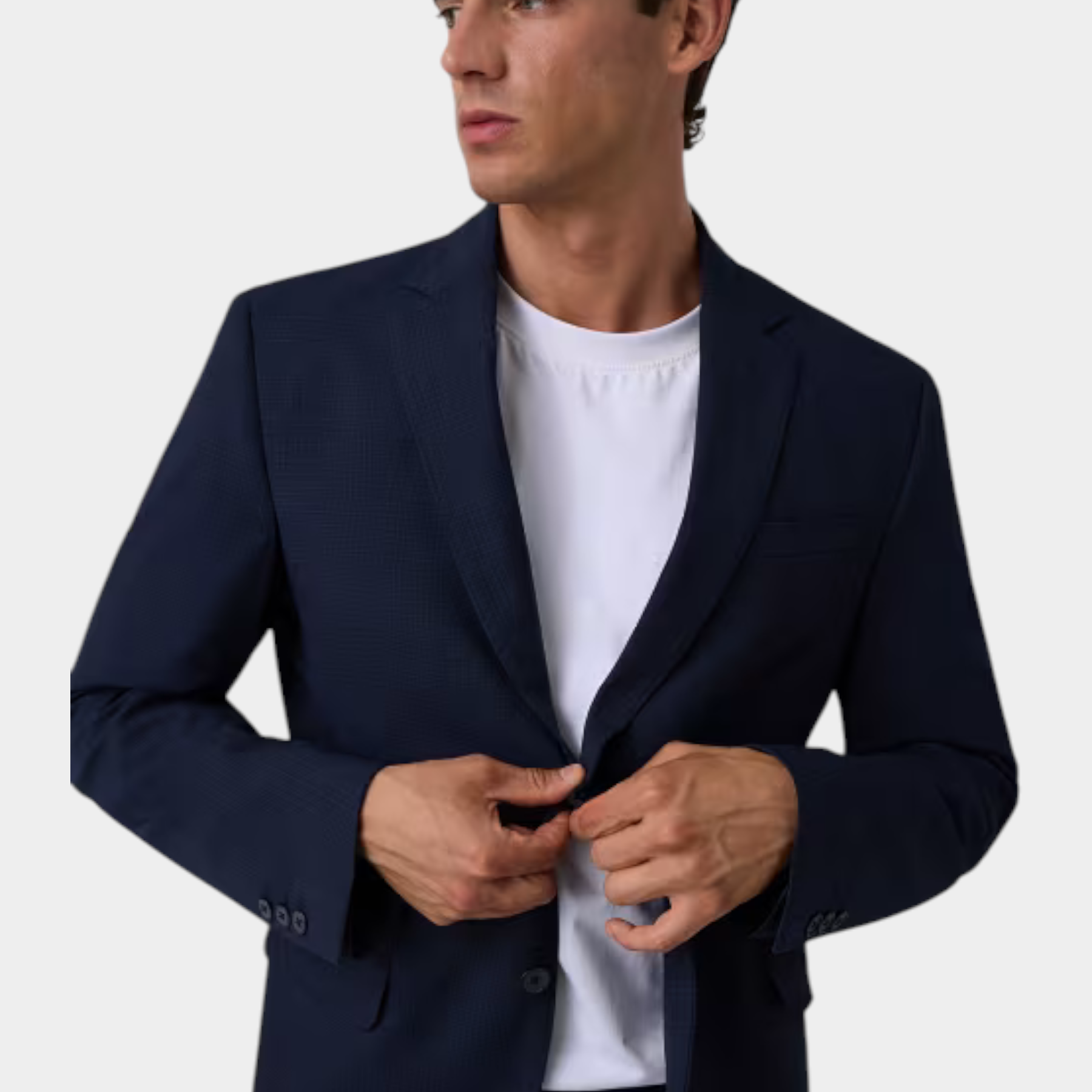 Modello indossa giacca monopetto blu GUESS con texture sottile sopra una t-shirt bianca, stile elegante Follower SRL