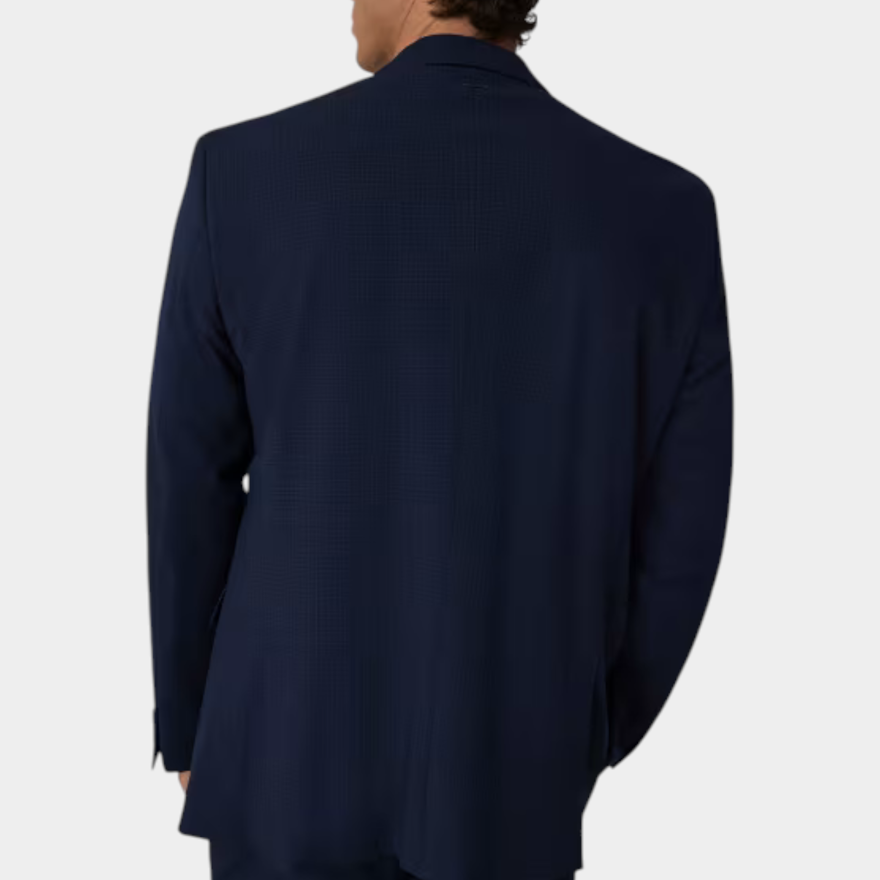 Vista posteriore di un uomo che indossa una giacca monopetto blu scuro firmata Follower SRL