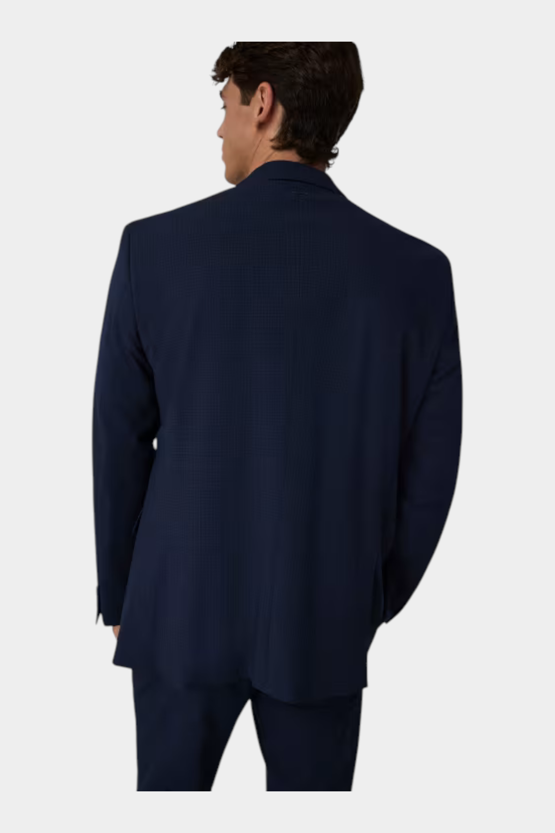 Vista posteriore di un uomo che indossa una giacca monopetto blu scuro firmata Follower SRL