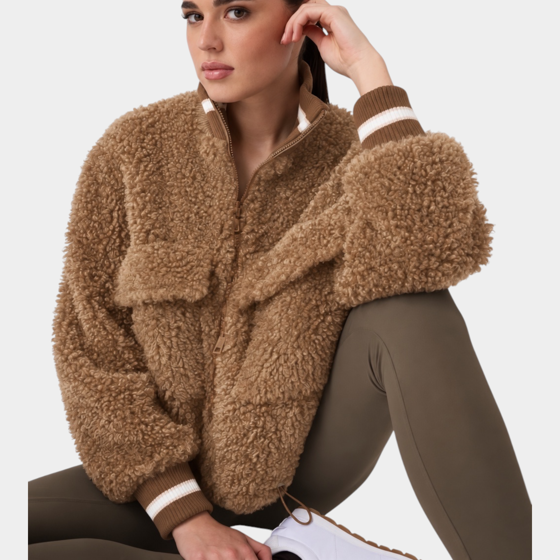Giacca bomber Follower SRL in finta pelliccia di montone marrone con colletto e polsini a righe, indossata da modella
